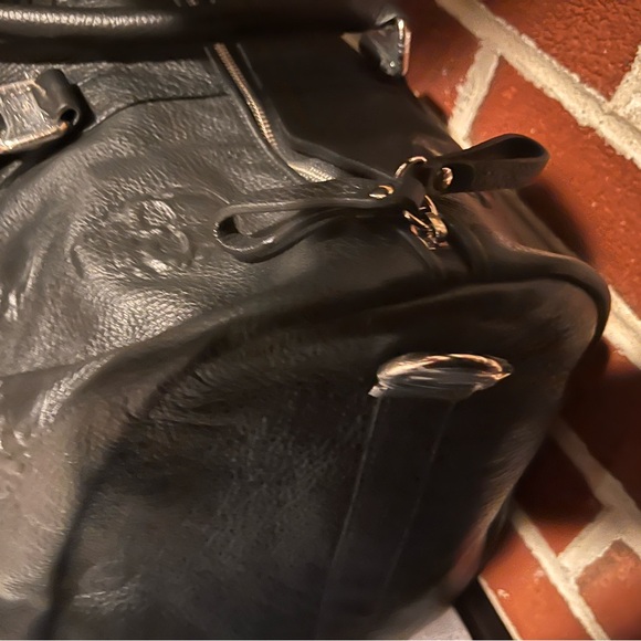 iO Pelle Skull Embossed Leather Travel Duffle - Picture 7 of 7